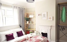 Charming Three Bed Home Near City Centre And Hospital